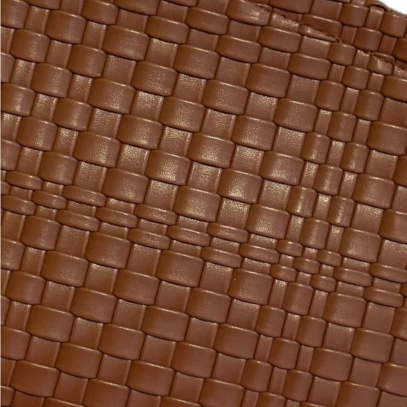 Elegant Tan Woven Tote Bag - Picture 4 of 4